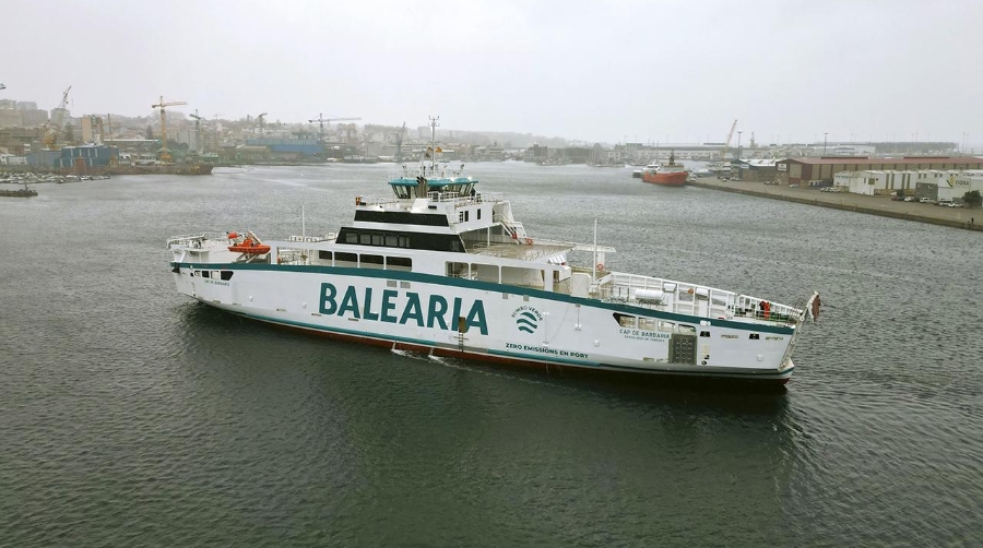 Baleària prueba con éxito en Vigo el primer ferry eléctrico