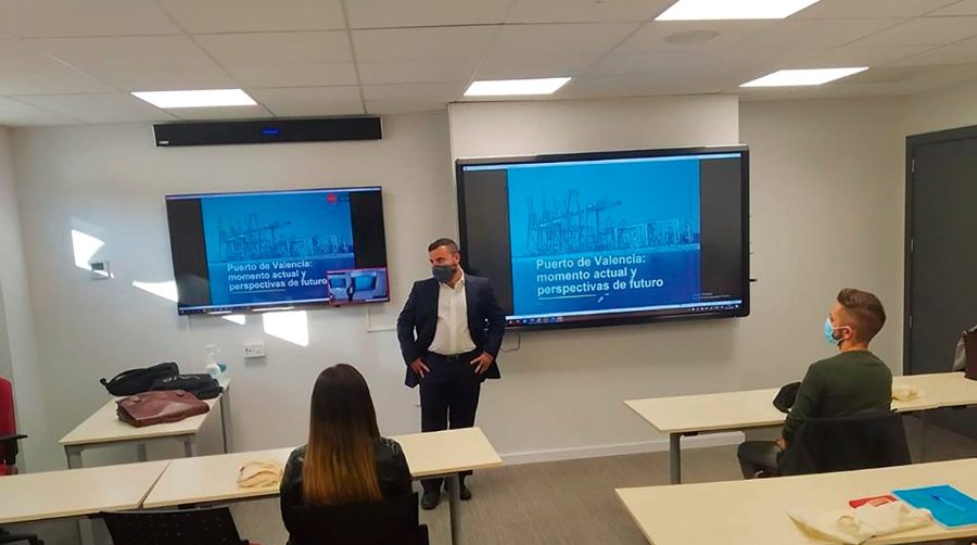 Propeller Junior Valencia explica la labor del Puerto a los universitarios