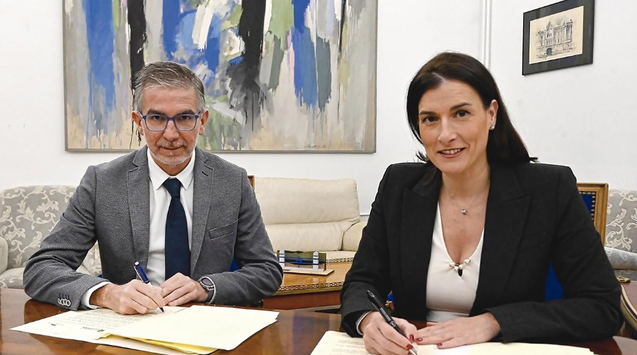 El presidente de la Autoridad Portuaria de Santander, César Díaz, rubricó el convenio con la alcaldesa de Santander, Gema Igual.