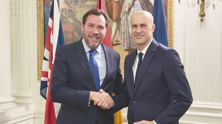Víctor Jiménez Fernández, en la imagen con Óscar Puente, seguirá presidiendo el Consejo de la OMI dos años más.