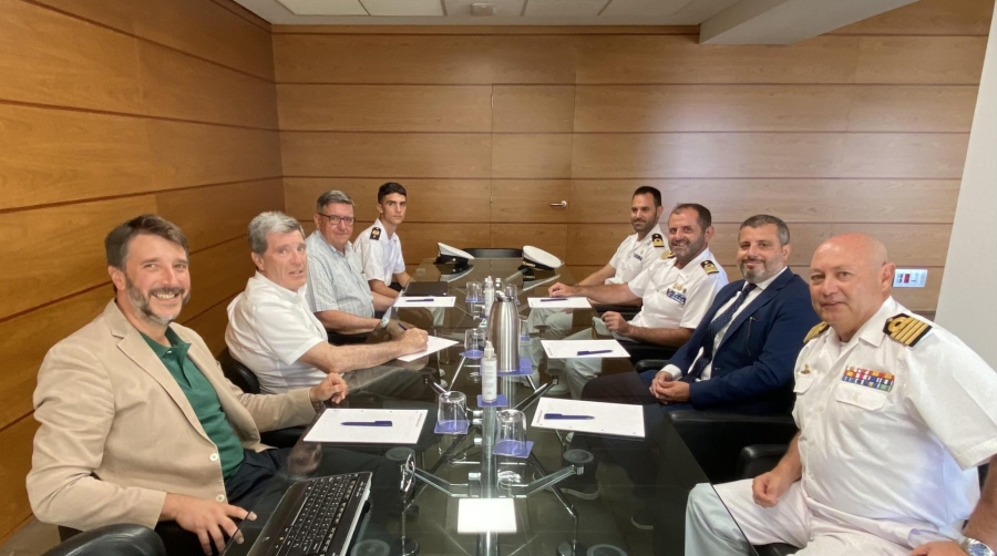 Representantes de la Autoridad Portuaria de Valencia, la Comandancia de Marina, el consulado italiano y de la flota Iacobus Maris durante la reunión mantenida para coordinar la estancia de los veleros en el Puerto de Valencia.