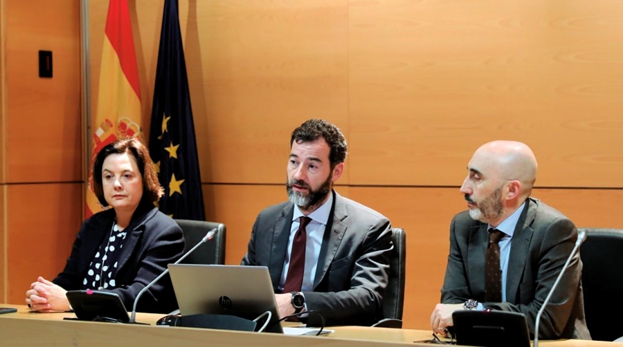 El secretario general de Transporte Aéreo y Marítimo, Benito Núñez (en el centro de la foto), flanqueado por la directora de AESA, Montserrat Mestres, y el director General de Aviación Civil, David Benito.