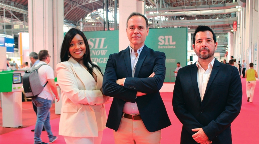 Leydi Laura Flores, Branch manager Barcelona; Guillermo Violante, CEO; y Felipe Torres, Bussiness Development manager Barcelona de Gomsa. Foto M.G.