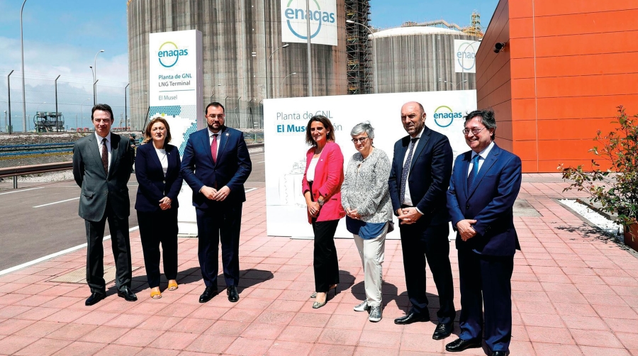 El presidente del Principado de Asturias, Adrián Barbón (3 i) con la ministra para la Transición Ecológica, Teresa Ribera (4 d) y el presidente de la Autoridad Portuaria de Gijón, Laureano Lourido (1 d) en la planta de Enagas en el Musel.