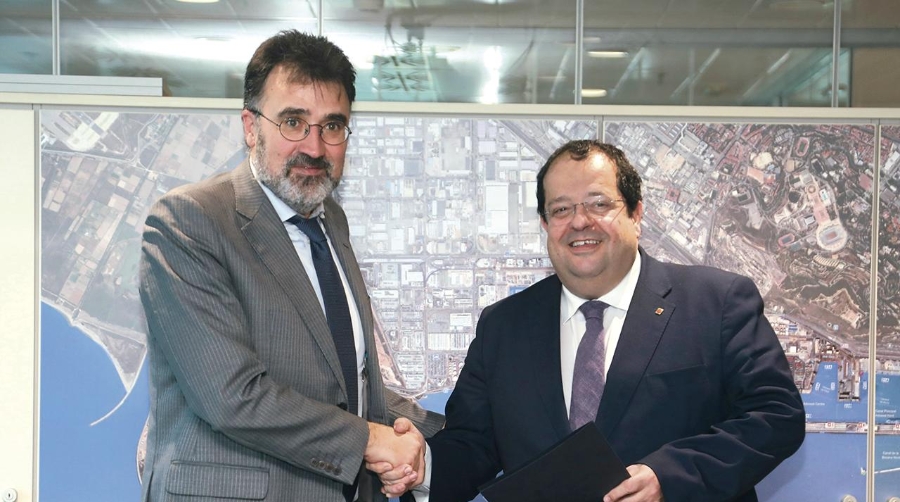 El president del Port de Barcelona, Lluís Salvadó, con el conseller d’Interior, Joan Ignasi Elena, en el acto de firma del nuevo convenio.