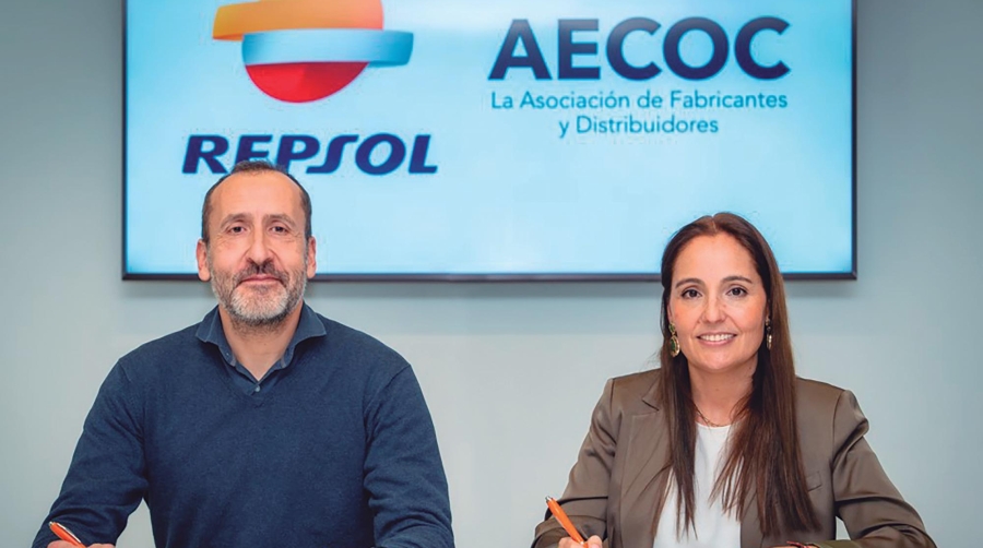María Tena -directora del Área de Logística y Transporte de AECOC-, y Carlos Suárez, director B2B de Movilidad de Repsol.
