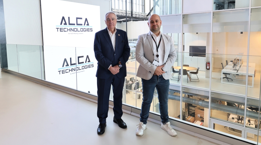 Pere Navarro, presidente ejecutivo del CZFB; y Alessio Carignola, CEO de Alca Technologies.