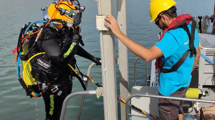Los trabajos de limpieza corren a cargo de un equipo de buceo profesional de las Terres de l’Ebre, formado por cinco buceadores de la empresa DeltaSub.