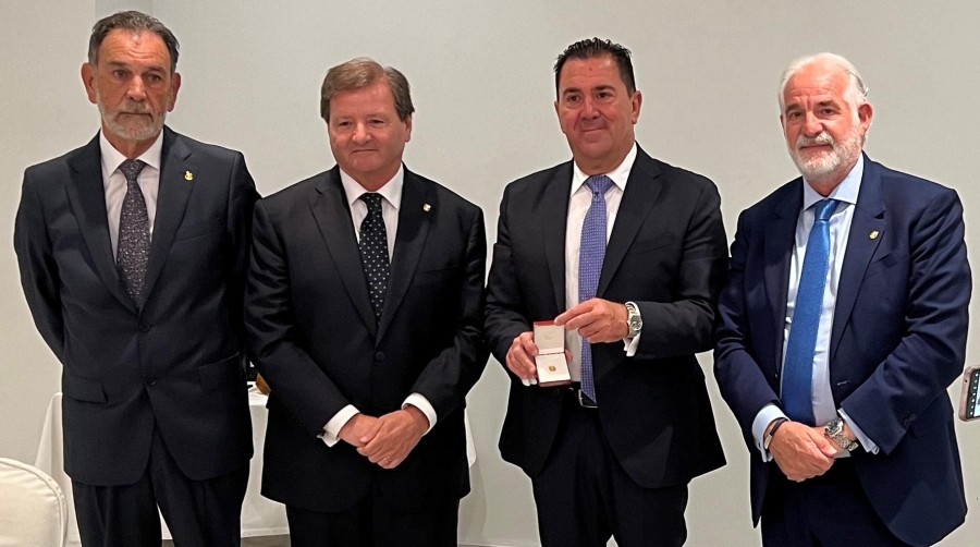 Emilio Guardiola (vicepresidente del CGAA), Antonio Llobet (presidente del CGAA), Antonio Mena (presidente del Colegio de Melilla) y Manuel López Frías (secretario general del CGAA) durante el acto de entrega de la insignia de oro del Consejo General.