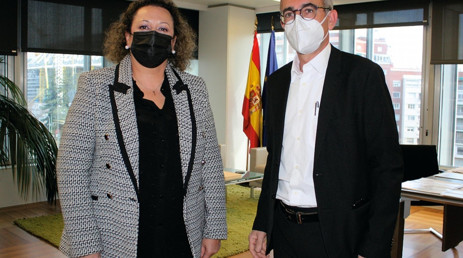 Yolanda Muñoz, presidenta de la Autoridad Portuaria de Cartagena; y Fidel Vázquez, director general de SEPES, durante la reunión mantenida hoy.