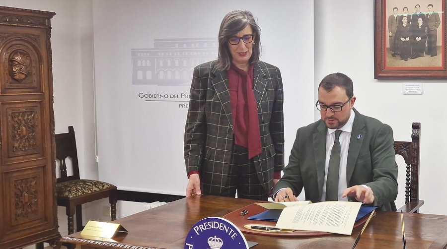 Nieves Roqueñí junto al presidente del Principado de Asturias, Adrián Barbón.