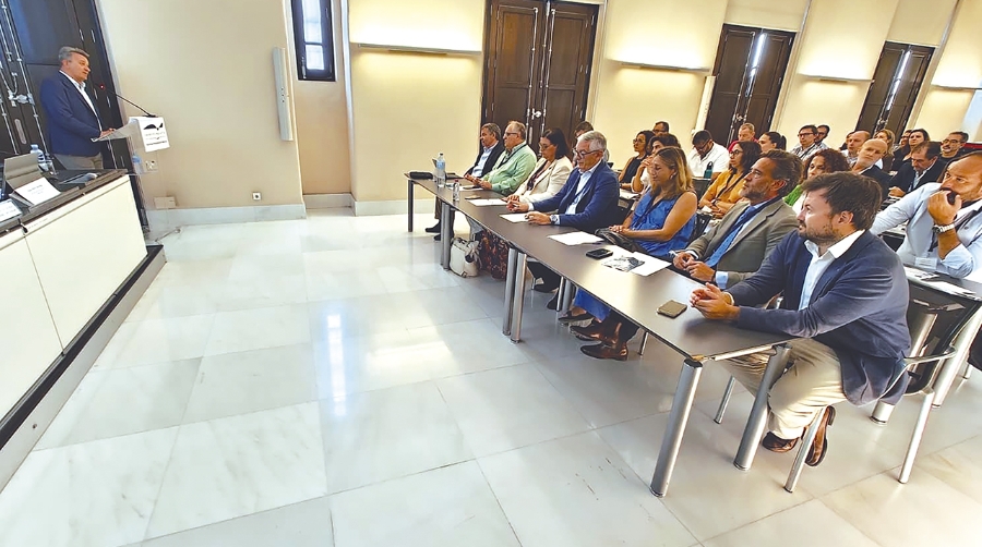 El conseller de Medio Ambiente, Infraestructuras y Territorio, Vicente Martínez Mus, en la jornada “Puertos Autonómicos 2025”, organizada por la Dirección General de Costas, Puertos y Aeropuertos con la colaboración de la Autoridad Portuaria de Valencia.
