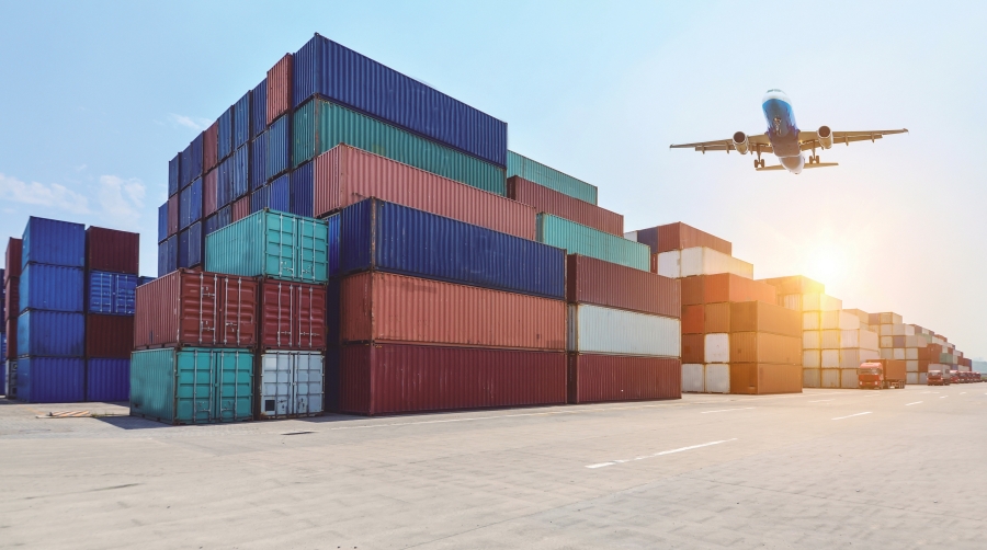 A la espera del impacto de la guerra en los principales aeropuertos de escala