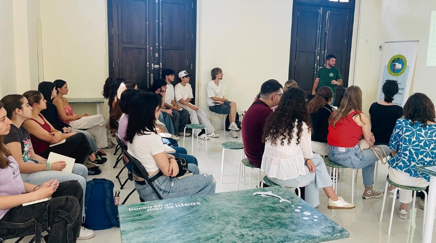 El mobiliario se encuentra en el Edificio del Reloj del Puerto de Valencia.