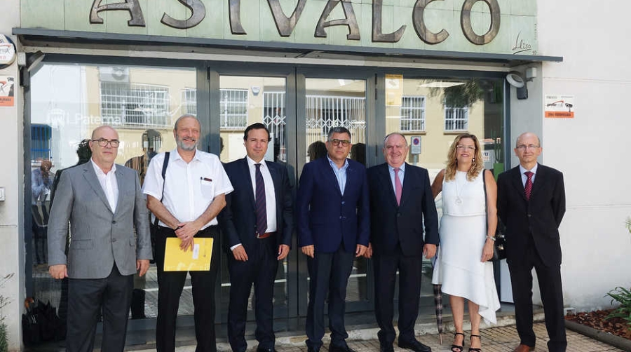 Representantes de Asivalco y Fepeval con el delegado del Gobierno en la entrada de la sede de la Asociaci&oacute;n de Empresarios de Fuente del Jarro.