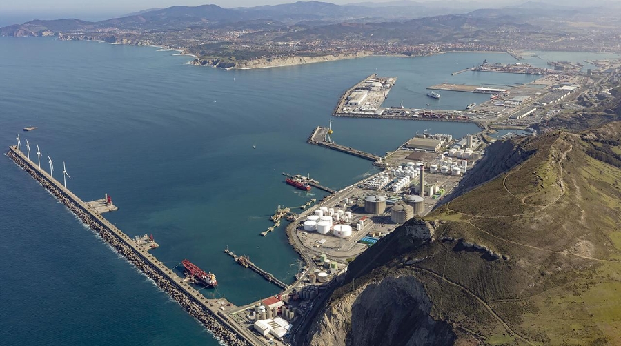 La instalación se realizará sobre las superficies horizontales de los espaldones del contradique de Santurtzi y del dique de Zierbena.