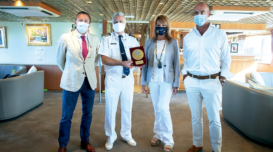La Autoridad Portuaria de Huelva hizo entrega al capit&aacute;n de una metopa conmemorativa por ser su primera escala.