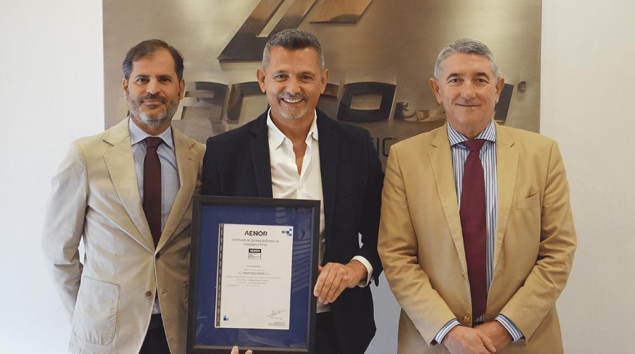 Aitor Medina, CFO y Compliance Officer de Pantoja Grupo Logístico; Javier Lafuente, CEO de Pantoja Grupo Logístico y Antonio Pérez Carreño, Director de AENOR en Andalucía y Extremadura.