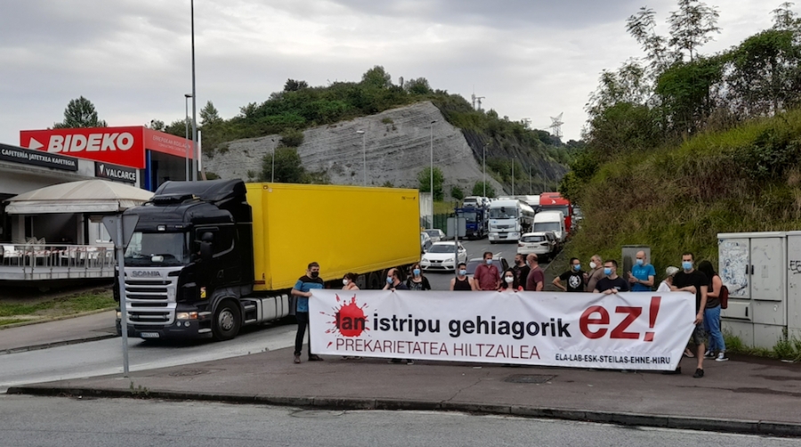 Concentraci&oacute;n sindical en Oiartzun (Gipuzkoa) para denunciar la muerte de un transportista el pasado 10 de junio como consecuencia de un accidente laboral ocurrido cuatro d&iacute;as antes en Orozko (Bizkaia).