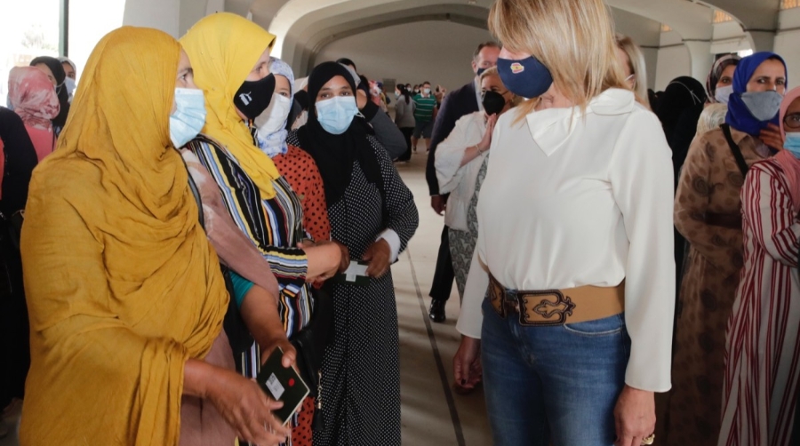 La presidenta de la Autoridad Portuaria de Huelva, Pilar Miranda, ha visitado hoy el tinglado n&uacute;mero 1 del Muelle de Levante del Puerto de Huelva, donde se ha organizado el dispositivo sanitario para realizar pruebas PCR de COVID-19 al colectivo de trabajadoras temporeras contratadas en origen en Marruecos para la campa&ntilde;a de las fresas y los frutos rojos de Huelva, que regresan a su pa&iacute;s.