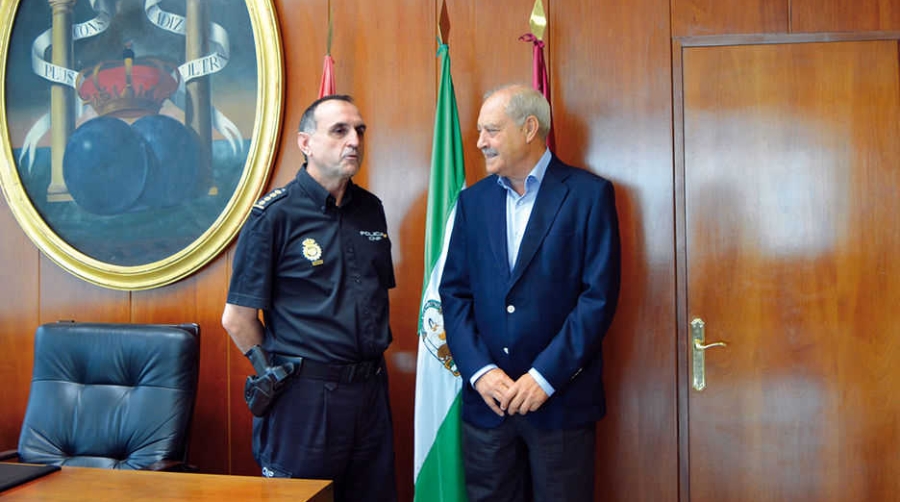 El delegado de Zona Franca recibe al nuevo comisario jefe de la Polic&iacute;a Nacional en C&aacute;diz