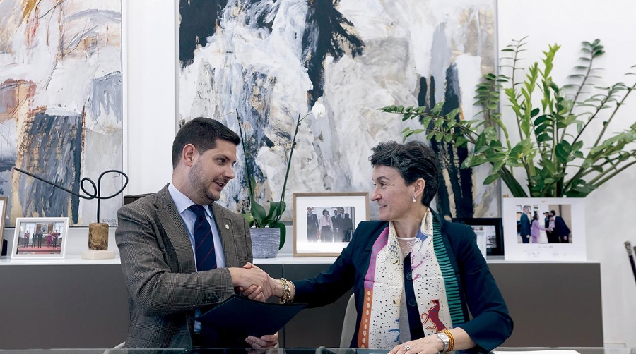 El alcalde de Gandía, José Manuel Prieto, junto a la presidenta de Valenciaport, Mar Chao. Foto Àlex Oltra