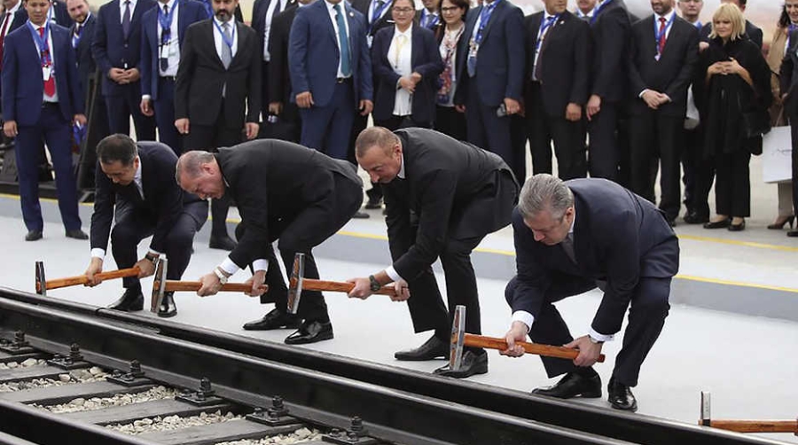 Azerbaiy&aacute;n: enlace entre Oriente y Occidente