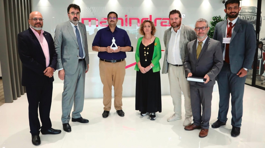 Los miembros de la delegación catalana, encabezados por Lluís Salvadó, presidente de la APB; la consellera de Mobilitat, Ester Capella y el presidente de la APT, Saül Garreta, con los representantes de la compañía. Foto F.V.