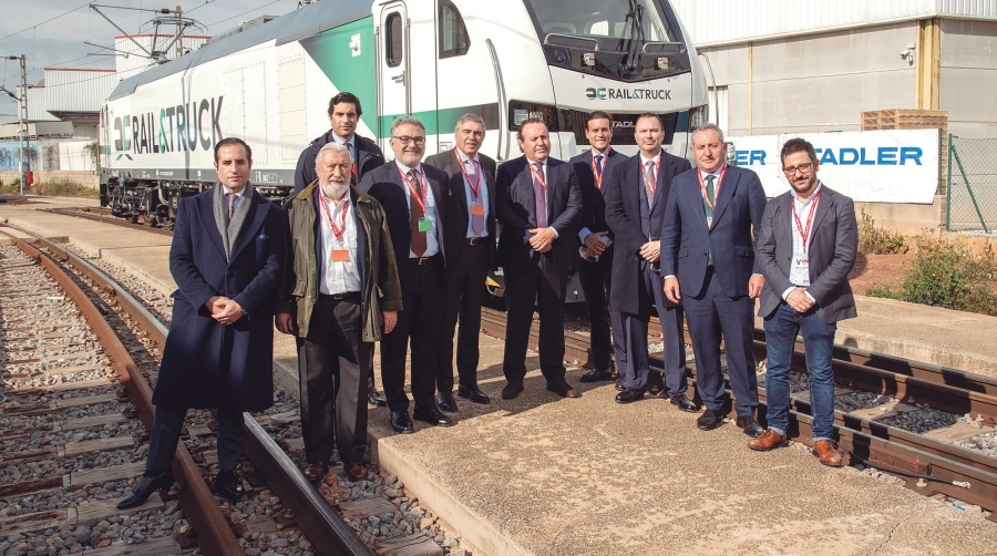 Responsables de Rail &amp; Truck y Stadler durante la entrega de las tres nuevas locomotoras.