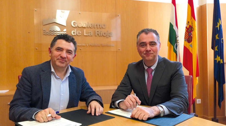 Carlos Cuevas, consejero de Fomento y Pol&iacute;tica Territorial (dcha.), y Santiago Guti&eacute;rrez, presidente de la AEI del Transporte y la Log&iacute;stica de La Rioja.