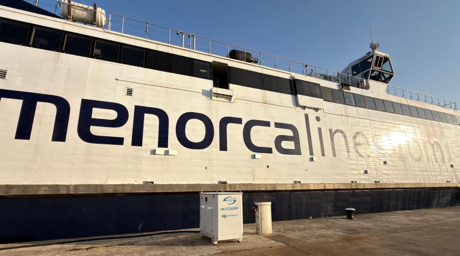 Menorca Lines realiza la primera conexión eléctrica en el puerto de Alcúdia