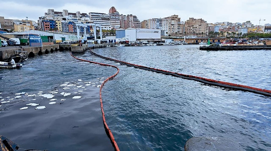 El buque continúa inmovilizado en el puerto ceutí.