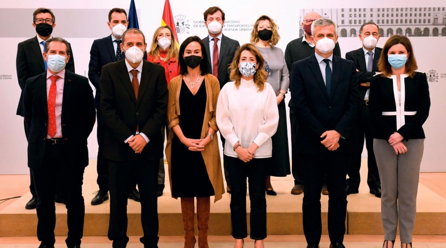 La Ministra de Transportes, Raquel sánchez, junto a su equipo.