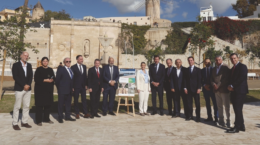 Autoridades presentes en la visita de Óscar Puente al paseo marítimo de Palma de Mallorca.