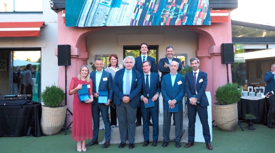Rafael Real y Gora Orts, de Helix Marine, con los premiados en el acto del V aniversario.