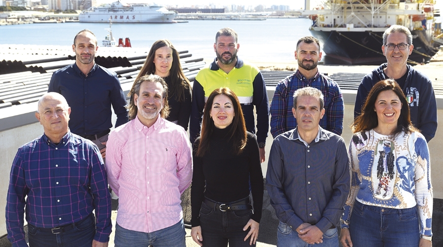 La presidenta de la AP de ALmería, Rosario Soto (centro) junto al nuevo comité de empresa.