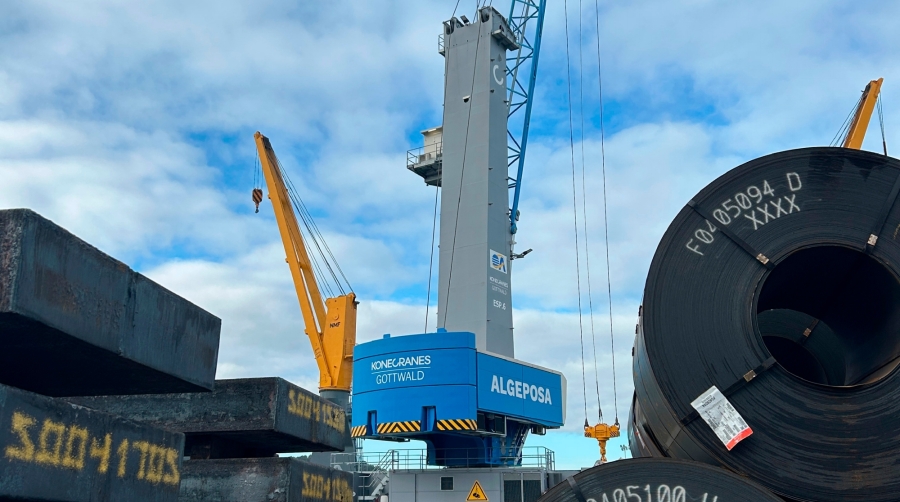 Bobinas y slabbs de AcerlorMittal y una grúa de Algeposa en el Muelle Valliniello.