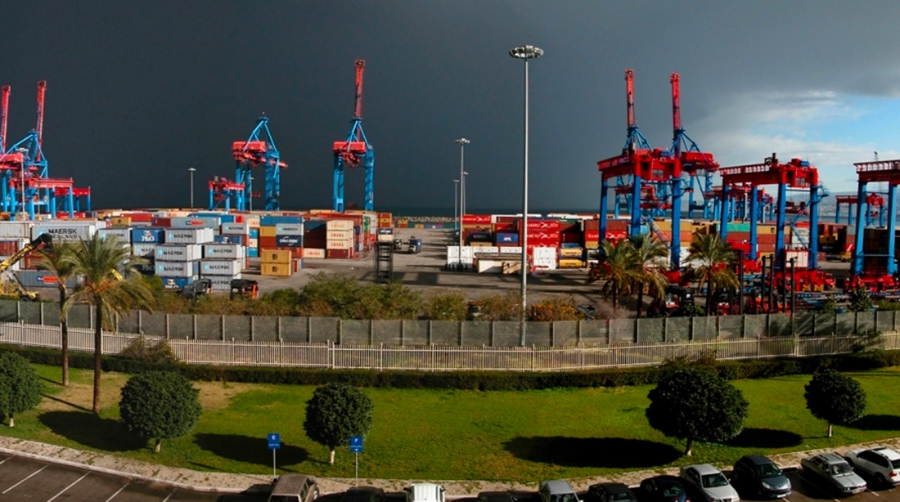 Todas las operaciones portuarias est&aacute;n en espera y no se permite el acceso al &aacute;rea.