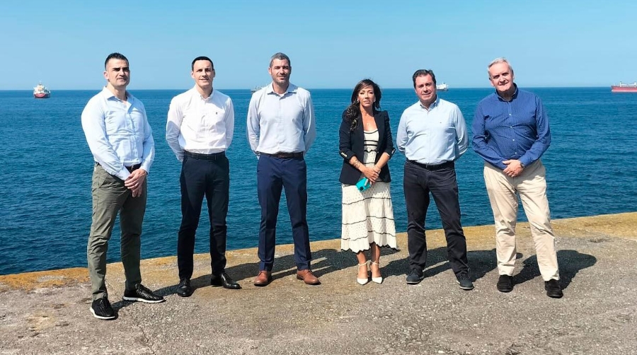 Desde la izquierda: Iñigo Arce (Operinter); Andima Ormaetxe, director de Operaciones, Desarrollo Comercial y Logística de la Autoridad Portuaria de Bilbao; Jorge Rodríguez, secretario técnico de ATEIA Bizkaia; Isabel Leza (Matransa); Gonzalo Bernas (Noatum); Víctor Martín (Decoexsa), presidente de ATEIA Bizkaia.