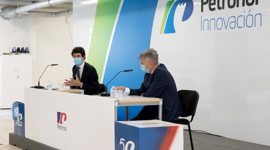 El diputado general de Bizkaia, Unai Rementer&iacute;a (izq.), y el presidente de Petronor, Emiliano L&oacute;pez Atxurra, firmaron el acuerdo para el lanzamiento del Hub Vasco del Hidr&oacute;geno en el Energy Intelligence Centre.