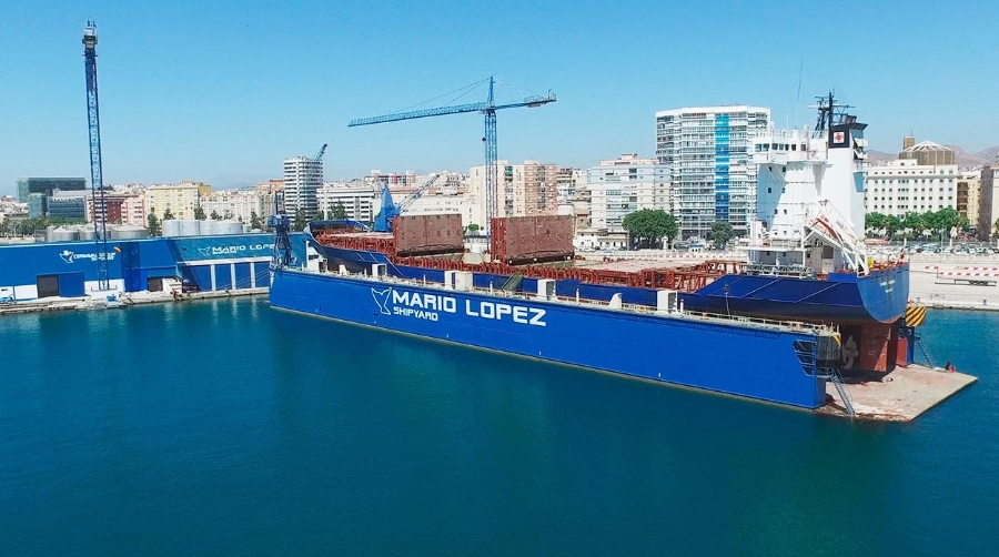 El dique flotante “Andalucía” de Málaga parte hacia Algeciras