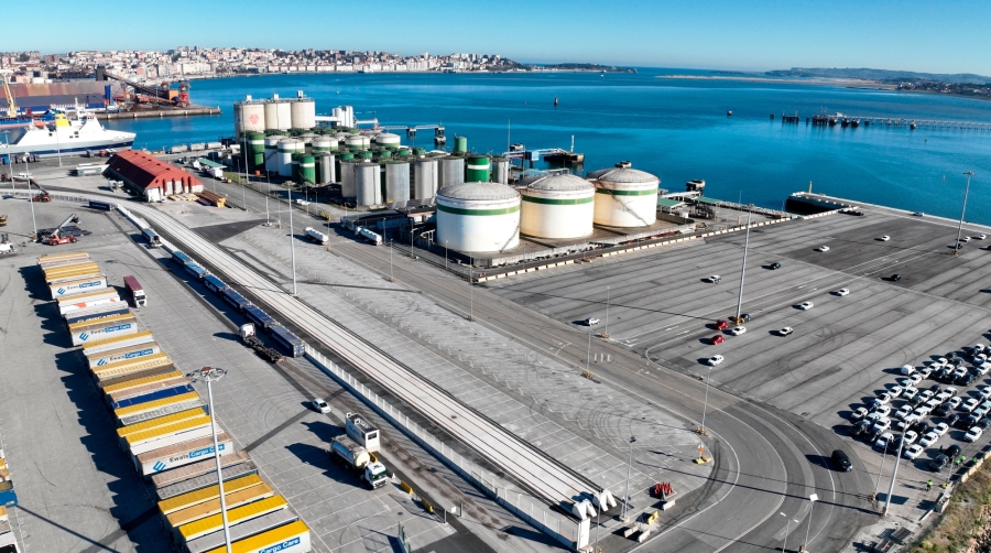 El Gobierno de Cantabria y Chane Terminal han organizado un ejercicio de riesgo químico en el que han participado alrededor de 40 personas.