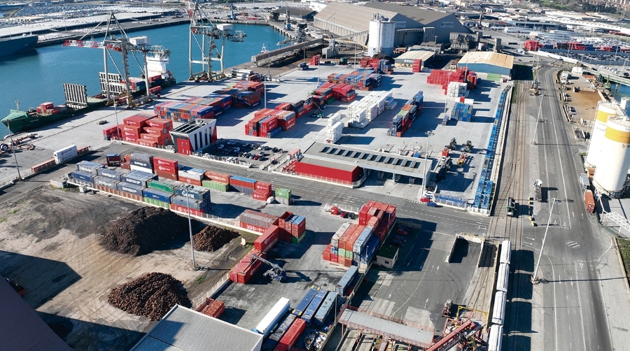Terminal de contenedores de Boluda en el Puerto de Santander.