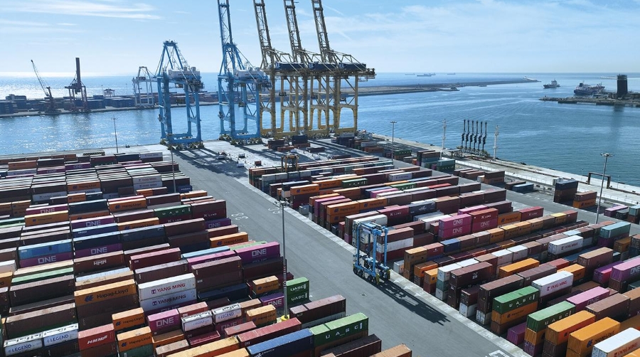 El proyecto incluirá la adquisición de 5 straddle carriers eléctricas cero emisiones, cuatro estaciones de recarga.