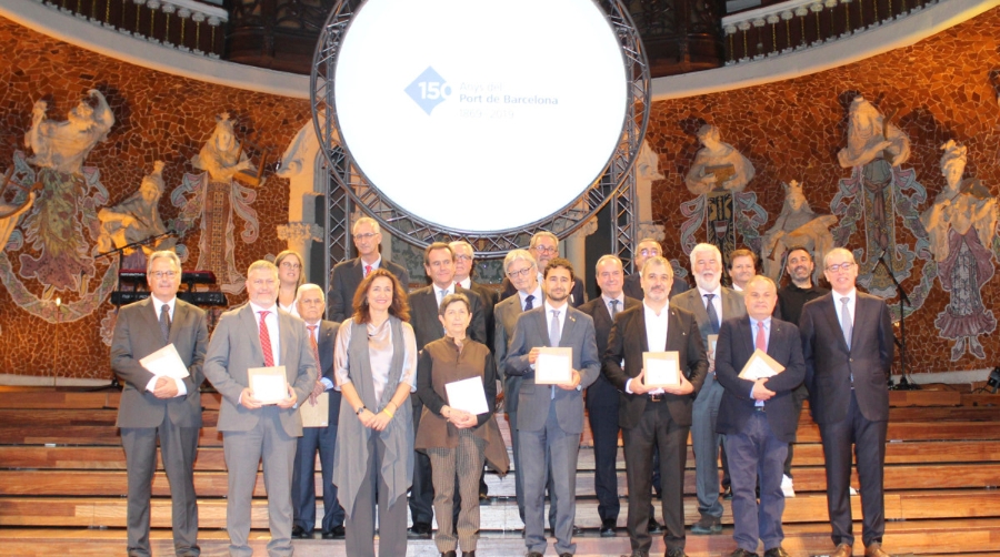 Foto de familia de los representantes de las entidades reconocidas por su labor en el desarrollo del Puerto de Barcelona. Foto J.S.C.