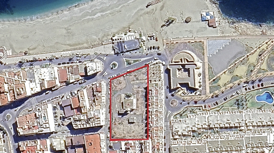 En rojo, la superficie que sale a subasta.