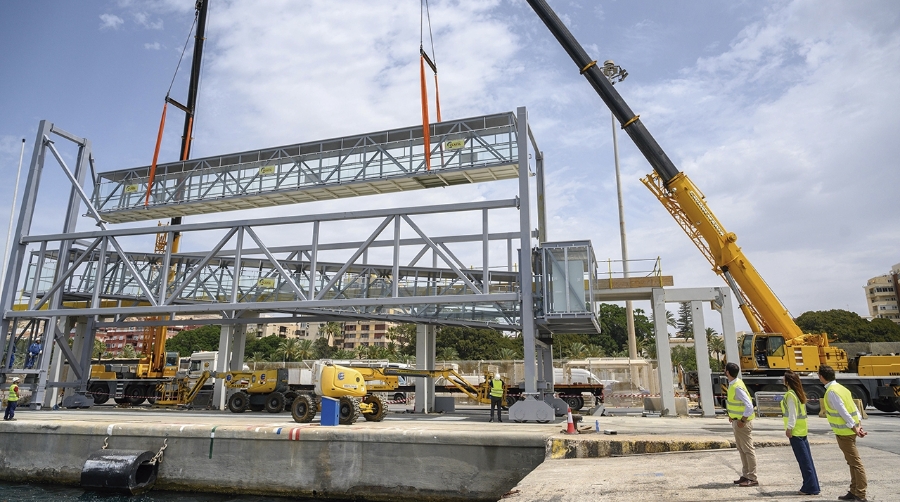 Almería instala la nueva pasarela en el Muelle Ribera II