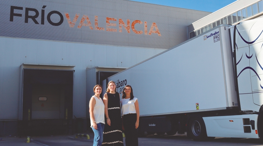 Lucía Olmos, directora Financiera; María José Olmos, directora; y María del Carmen Martínez, responsable de Calidad de Frío Valencia, frente a las instalaciones de la compañía en la localidad valenciana de Picassent. Foto R. T.
