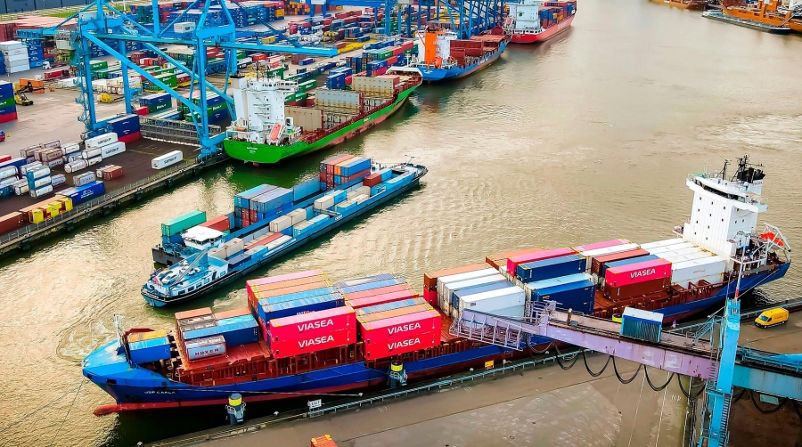 El Puerto de Róterdam movió un total de 6,7 millones de TEUs en los seis primeros meses del año, un 81% menos.