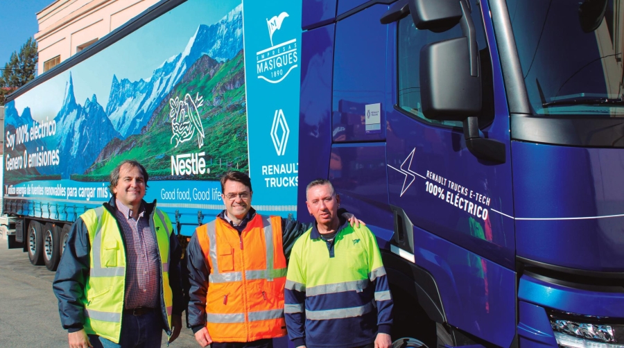 Ignacio Delgado, responsable de Transportes; Miguel Sánchez, director; y Jorge García, conductor de Empresas Masiques. Foto M.V.